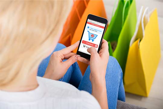 ネットショッピングする女性